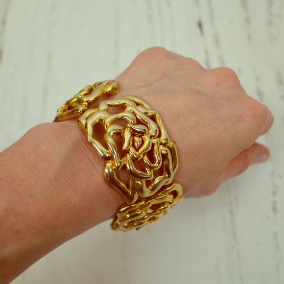 Jewelry - 🆕Gold-toned Magnolia Bracelet - Expands
